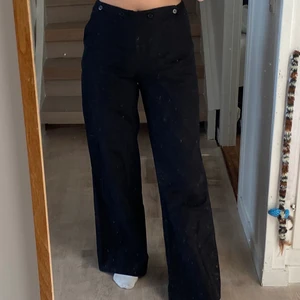 Svarta byxor - Snygga knappt använda svarta raka byxor! Skriv för fler foton. Som nya. De är raka i modellen strl 38. 163 cm