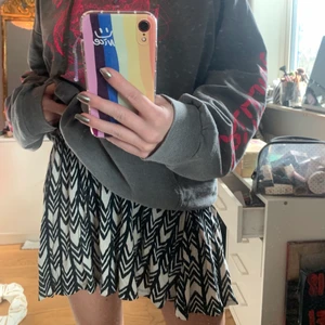 Kjol med resår och mönster - Superfin kjol från Lindex storlek D har resår i midjan och sitter super najs
