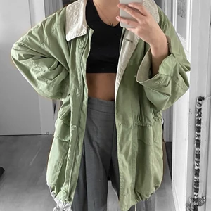 Jacka - Oversized grön vindjacka. Har några fläckar i jackan, kan skicka fler foton. Annars felfri