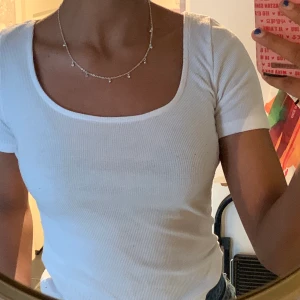 Urringad t-shirt  - Så söt urringad t-shirt från na-kd knappt använd