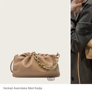 Beige väska - Säljer denna beiga väskan från shein med en guldig kedja💖💖