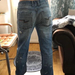 Lågmidjade jeans  - Balla lågmidjade jeans med coola småslitningar här och där😇
