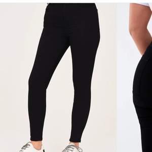 Säljer nu dessa simpla, men användbara svarta jeans från Gina Tricot. De är i modellen Curve Jeans i stl 36. Lite väl långa på mig som är 159. Helt nya, enbart testade. Därav lite veckad förpackning. Ordinarie pris 499:-. Säljer för 159:- + frakt.