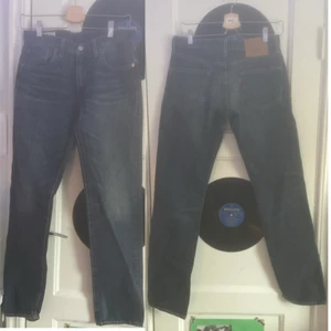 Levis jeans 511 - Ett par lågmidjade Levis jeans modell 511. Jeansen är i 30/32 då de är lite stora för mig i midjan (då jag har ca 24-26 i midja) och sitter vid ankeln på mig som är 1.69 lång. Jeansen är i fint skick och inte utvättade. Betalning sker via swish och fraktar spårbart som kostar 66kr! Hör av er vid funderingar eller vid intressen!