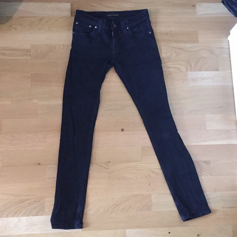 ”Låg” midja. Rejält jeanstyg så dom är lite stiffa. Snygg passform. Lite urtvättade. Inte nötta. Fin kvalitet. Ekologiska jeans från Nuudie Jeans o CO.. Jeans & Byxor.