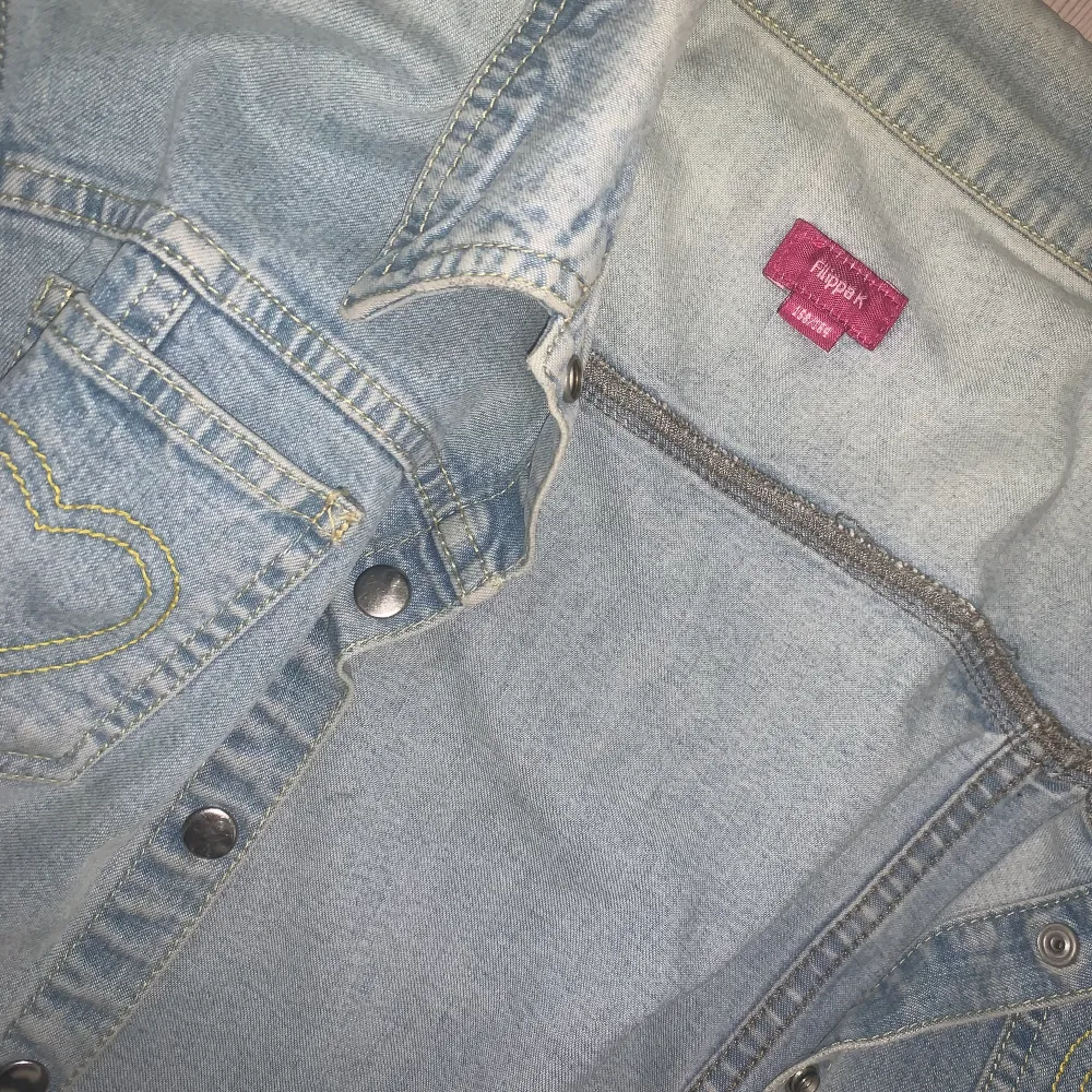 Superfin gammal jeansjacka från Filippa K i storlek 158/164. Jättefint skick! 299 kr + frakt . Jackor.