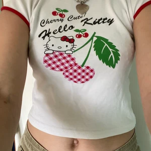 Hello Kitty babytee - Hello Kitty babytee🍒.                                                                   Så sött baby tee med Hello Kitty och  körsbär                            Passar Allt från xs till m 