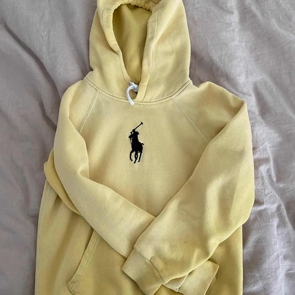 En somrig gul hoodie från Ralph Lauren köpt i Visby, Gotland för ca 600kr💛 Riktig snygg passform! . Hoodies.