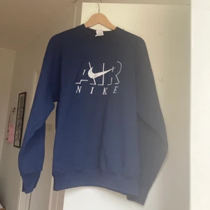 Nike air sweatshirt - Säljer denna mörkblå äkta Nike air retro sweatshirt med tryck! Storlek XL men skulle säga att den sitter mer som en M/L:) Ledande bud: 400kr + frakt!