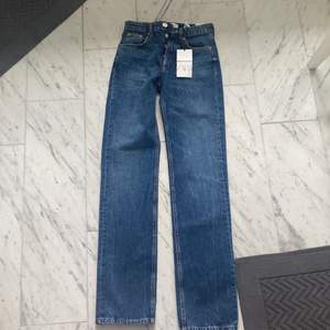 Säljer dessa helt oanvända, super fina jeans från zara pågrund av fel storlek