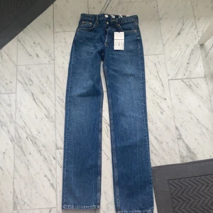 Jeans - Säljer dessa helt oanvända, super fina jeans från zara pågrund av fel storlek