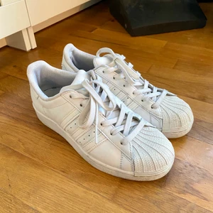 Vita Adidas Superstar skor i stl 38 2/3 - Använda ett fåtal gånger, fint skick! • nypris 979:-