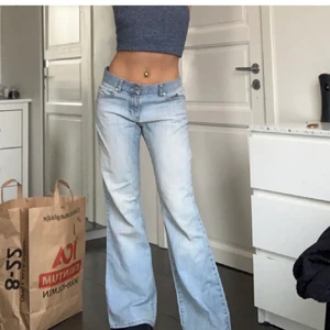 Lågmidjade jeans - Hej, Säljer mina fina ljusblå jeans! Köppte här på Plick och är i mycket fint skick! Säljer pågrund av att de va för korta för mig💕🙌 skriv gärna till mig om du är intresserad🤗 bud: 380 skulle säga att de passar någon som är runt 165! Köp direkt för 400kr🤗