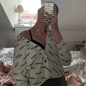 Skjorta från Bershka - Vit skjorta från Bershka med svart tryck. Storlek XS. Bud från 40kr !!