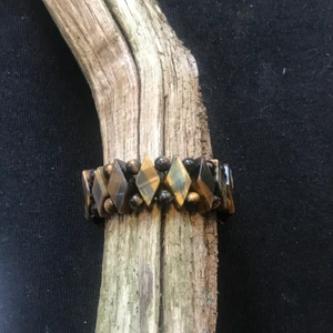 Tiger öga armband👁 - Nytt skick, elastisk tråd🐯 Tigeröga kopplar samman det vilda och oförstörbara inom dig. I områden som rör praktiska, materiella och konkreta frågor ger den energi och förståelse. Den stimulerar även medvetenhet och vakenhet kring sexualitet och känslor. (Källa kristallrummet)