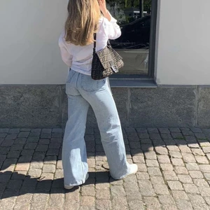 Wide leg jeans ljusa  - Vida jeans från Monki i fin ljus färg. Knappt använda och därför i mycket bra skick. Säljs på grund av att dom blivit förstora. Är som original i storlek 26 men skulle rekommendera att köpa de ifall du är någon storlek större. 
