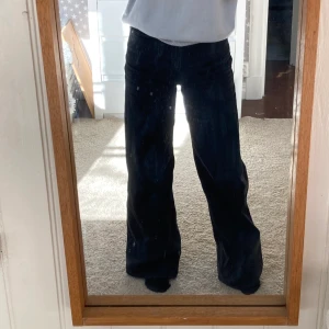 Vida jeans - Vida jeans köpta på weekday i modellen ACE. Väl använda men i gott skick! Hög midja och sitter snyggt!! Nypris 500, Jag är 167