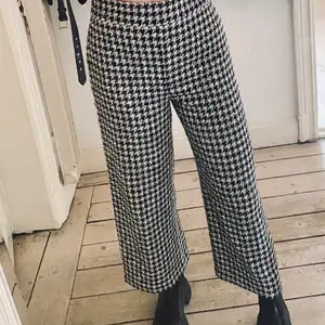 Wide leg, high waisted pants. Black and white pattern. Super comfortable. 