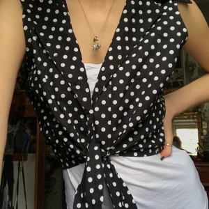 Rockabilly vest - Cool Rockabilly inspirerad väst. Den är svart med vita prickar. Supersnygg till sommaren eller att ha som layering!!