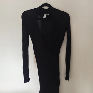 Ribbad klänning - Svart ribbad, urringad klänning 🌸