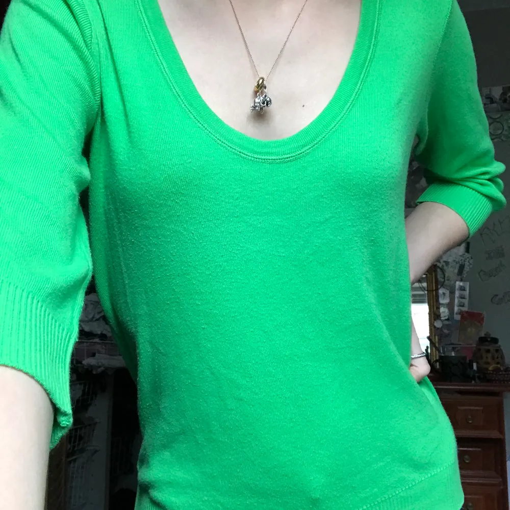 Neongrön tröja med trekvartsärmar. Supersnygg att även ha offshoulders. Passar olika storlekar, beroende på hur man vill att den ska sitta! . Tröjor & Koftor.