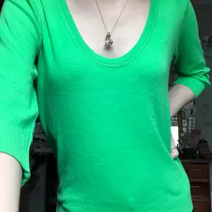 Neongrön tröja med trekvartsärmar. Supersnygg att även ha offshoulders. Passar olika storlekar, beroende på hur man vill att den ska sitta! 