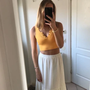 Orange linne  - Ett gulligt linne från zara, använd endast 1 gång så i nyskick! Skitnice till sommaren när man är lite brun ⭐️ frakt tillkommer 💓