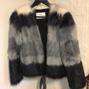 Pälsjacka - Säljer min fake pälsjacka från zara. Storlek s, väl använd men i väldigt fint skick. Går att mötas upp eller skicka i posten så betalar köparen frakten. Nypris 550kr