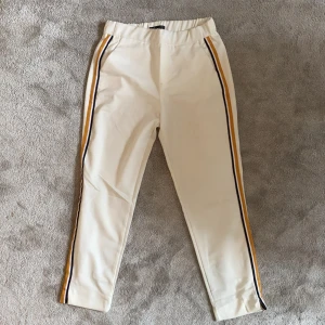 Kostymbyxor strl S - Vita kostymbyxor i stirlek S med ränder på sidan av benet. Använda en gång och köpta på Zara för något år sedan!