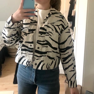 Jacka  - Säljer min zebra mönstrade tunna jacka från GinaTricot. Köpare står för frakten!