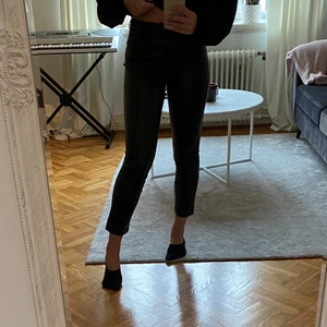 Fake skinnbralla - Svarta Carin Wester byxor i storlek 34. Använda två gånger. Mjukt material inuti och skön fit. Köpta på Åhlens för 500kr.