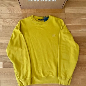 Acne Face Sweatshirt - Gul sweatshirt från Acne, bara använd vid fåtal tillfällen. Oversized passform