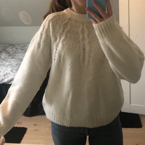 Vit tröja i ull - Säljer min vita stickade tröja i ull, från Wera (WERA). Storlek S. Endast använd 1 gång och i super fint skick! Originalpris 700kr, säljer för 150 kr, eller högsta bud. Köpare står för frakten! 