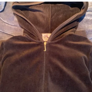 Brun juicy couture kofta - Fin och trendig juicy couture kofta i en mörkbrun färg. Passar storlekarna S och XS. Frakt ingår inte i priset💕💕