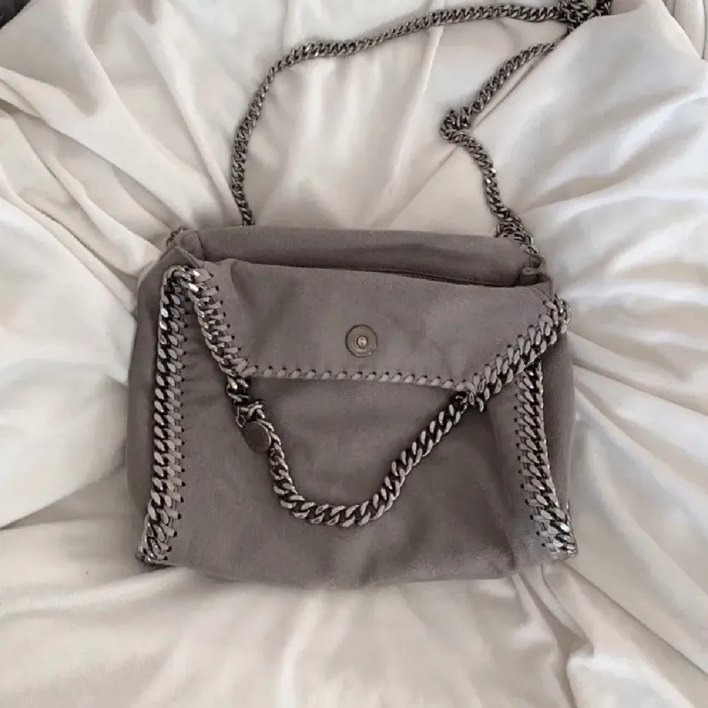 Hej igen! Har nu ett intressekoll på min  falabella stella mccartney väska som är använd nåra få gånger. Den är köpt på Miinto💞Jag fick den i julklapp, tror den var köpt för 5,550 Högsta bud 3050. Väskor.