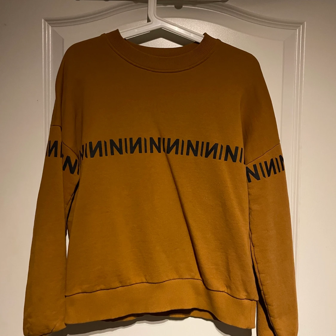 Rostfärgad sweatshirt na-kd 