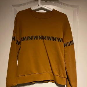 Rostfärgad sweatshirt na-kd  - Rostfärgad sweatshirt med tryck fram och bak från na-kd. Köparen står själv för frakten 