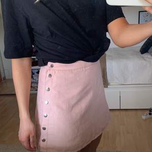 Rosa kjol med knappar på sidan från HM i storlek 36, jättesöt och är i fint skick! Köparen står för frakten💕buda privat!