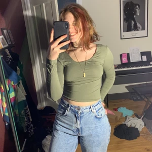 Långärmad grön tröja - Väldigt skönt material, använd en gång. Sitter skönt och formar ens armar väldigt fint. Köppris 150kr.