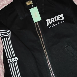 Aries - Aries svart jeans jacka helt ny i st L .kostar 5000 ny .aldrig använd 