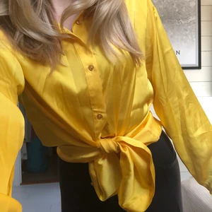 Satin skjorta  - Gul satin skjorta ifrån NAKD💛 i storlek 34, som man kan bära på olika sätt. Köparen står för frakten❣️ buda i kommentarerna❣️ eller köp direkt för 50kr❣️
