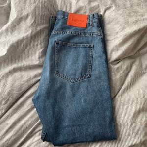 Säljer mina blå bewider-jeans, då jag inte använder dem. Dom kan användas både lågmidjat och högmidjat beroende på din stil. Nypris 1200kr, väldigt bra skick förutom lite slitningar längst ner på benen men i min åsikt är det snyggt. @bewider för fler bilder.