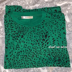 T-Shirt💚🐆 - Grön t-Shirt,Stor i storleken, knappt använd storlek S💚(har vikt upp den på bilderna)