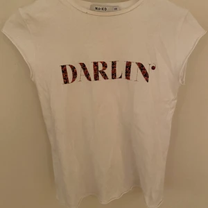 T-shirt - En vit t-shirt med tryck. Från nakd. Väldigt fint skick.