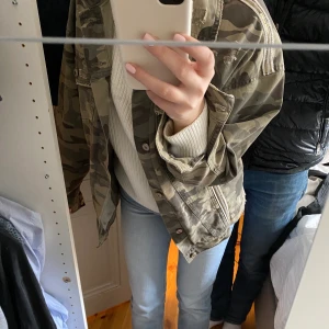 Jacka från zara - Oversized militärgrön jacka från zara i bra skick