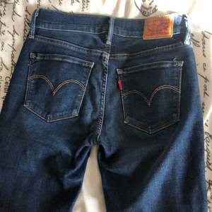 Lågmidjade jeans från levis (modell 710 super skinny) Jag är 165 och gillar längden
