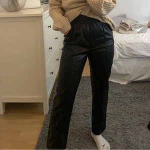 svarta skinnjackor  - Säljer mina svarta skinnbyxor som jag köpt på H&M, Har använt ett fåtal gånger så bra skick, Köparen står för frakten! 