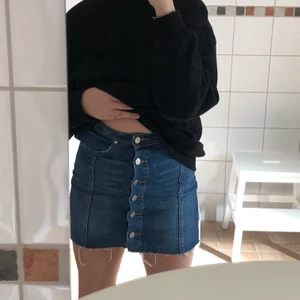 Jeanskjol - Jeanskjol med knappar hela vägen i fram. Skulle säga att den passar både XS och S.