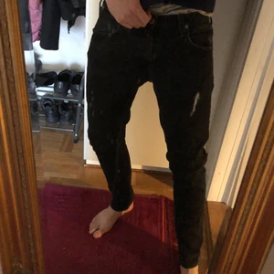 Lee Jeans - Hello! Haft dessa jeans i två år men är i gott skick. Färgen har tyvärr bliviit lite gråaktig efter några gångers tvät.
