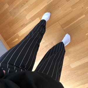 Randiga vida byxor  - Randiga vida kostymbyxor från GinaTricot i strl XS. Är 165 lång och de passar perfekt i längden på mig! 